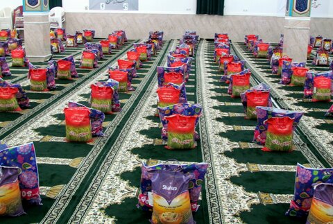 تصاویر/توزیع بسته‌های معیشتی رمضان در بندر دیّر