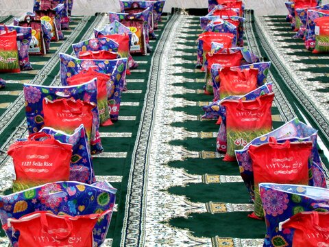 تصاویر/توزیع بسته‌های معیشتی رمضان در بندر دیّر
