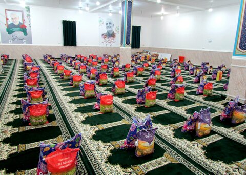 تصاویر/توزیع بسته‌های معیشتی رمضان در بندر دیّر