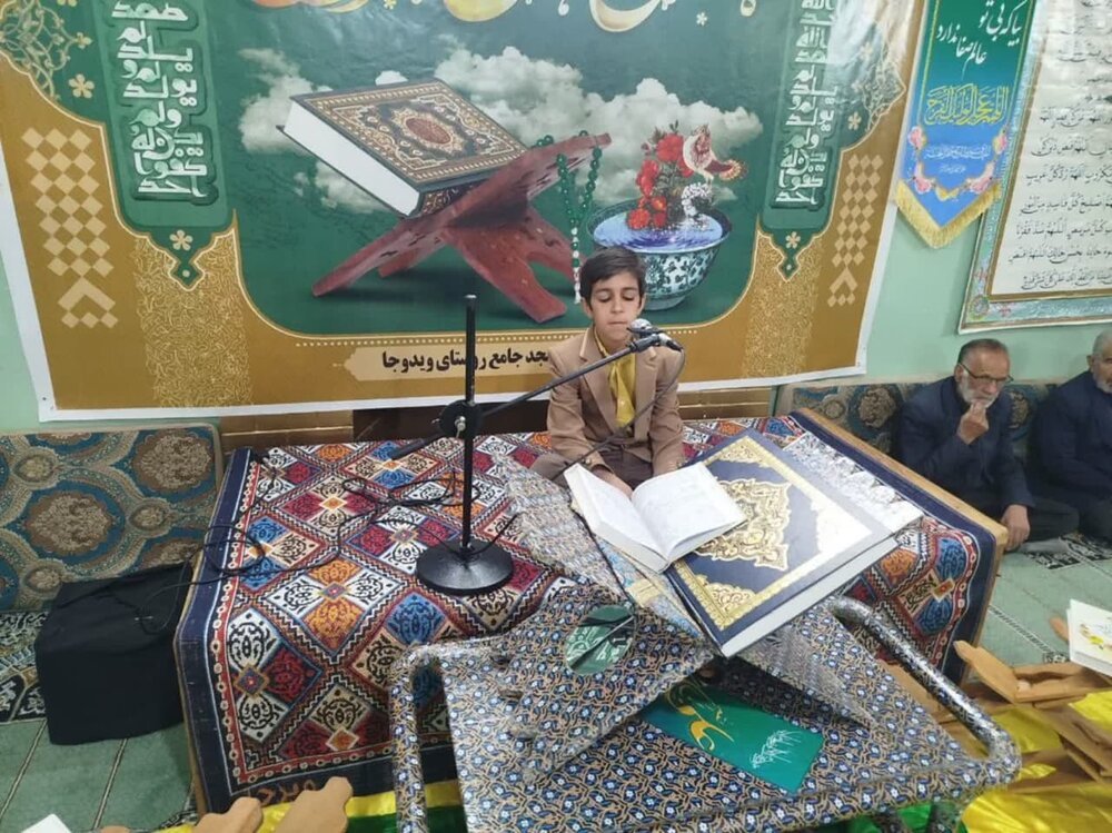 محفل انس با قرآن کریم در روستای ویدوجا برگزار شد+عکس