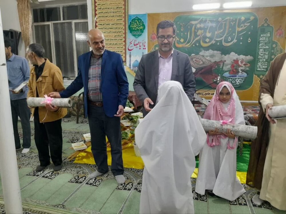 محفل انس با قرآن کریم در روستای ویدوجا برگزار شد+عکس