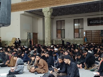 تصاویر/ طلاب مدرسه علمیه فاطمی، اولین شب قدر را در نجف اشرف احیا کردند