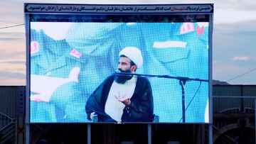 قرآن به سر گداشتن نشان‌دهنده ضرورت ارتباط عمیق با قرآن در تمام مراحل زندگی است