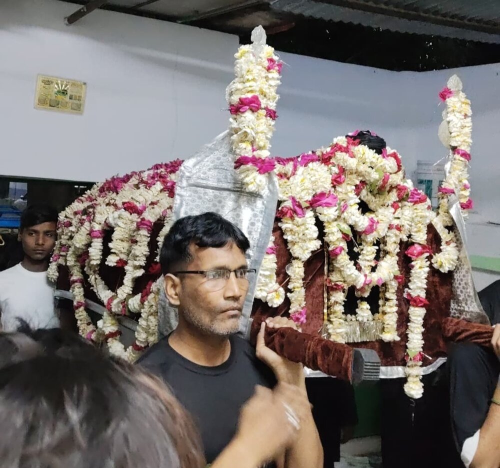 हज़रत अली (अ) की शहादत के मौके पर बड़ी अकीदत के साथ मजलिस के बाद निकला गया ताबूत हज़रत अली (अ) की शहादत के मौके पर बड़ी अकीदत के साथ मजलिस के बाद निकला गया ताबूत