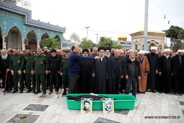 تصاویر/ اقامه نماز بر پیکر مادر روحانی شهید محمد رضا جعفریان و همسر شهید رجبعلی جعفریان