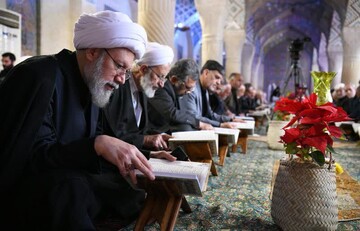 تصاویر/ محفل انس با قرآن کریم و جلسه تفسیر قرآن در مسجد نصیرالملک در بیست و دومین روز از ماه مبارک رمضان