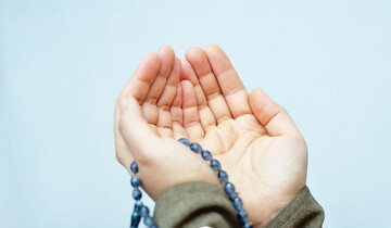 آیا بلند کردن دستها برای دعا، بین اقامه و تکبیرة الاحرام بدعت است؟
