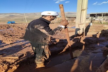 طلاب جهادی کرمانشاه در امدادرسانی به سیل‌زدگان سرفیروزآباد پیشقدم شدند+ تصاویر