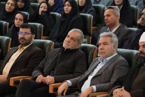 تصاویر/ دیدار  رئیس‌جمهور با کارکنان استانداری آذربایجان‌غربی