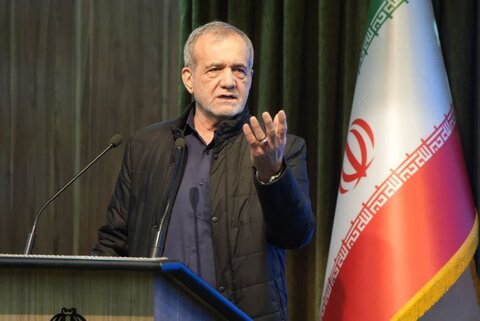 تصاویر/ دیدار  رئیس‌جمهور با کارکنان استانداری آذربایجان‌غربی