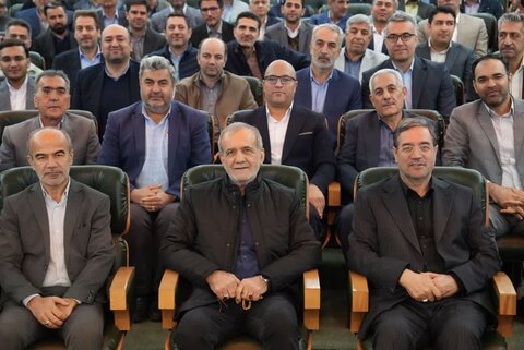 تصاویر/ دیدار  رئیس‌جمهور با کارکنان استانداری آذربایجان‌غربی