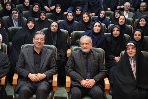 تصاویر/ دیدار  رئیس‌جمهور با کارکنان استانداری آذربایجان‌غربی