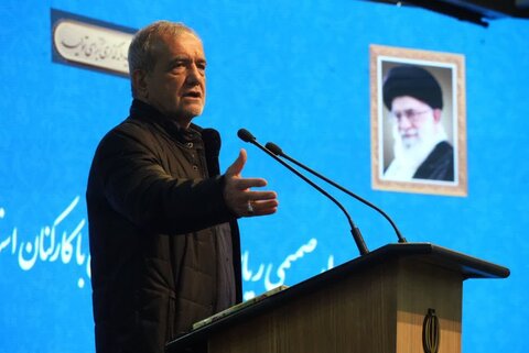 تصاویر/ دیدار  رئیس‌جمهور با کارکنان استانداری آذربایجان‌غربی