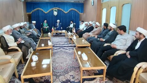 تصاویر/ دیدار اساتید مدرسه علمیه امیرالمؤمنین (ع) با امام جمعه آران و بیدگل