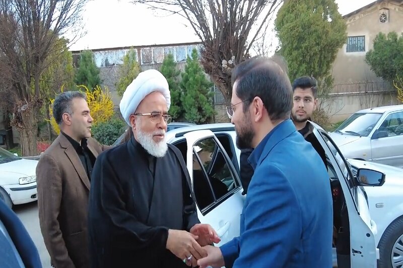 عیادت امام جمعه کرمانشاه از روحانی پیشکسوت+عکس