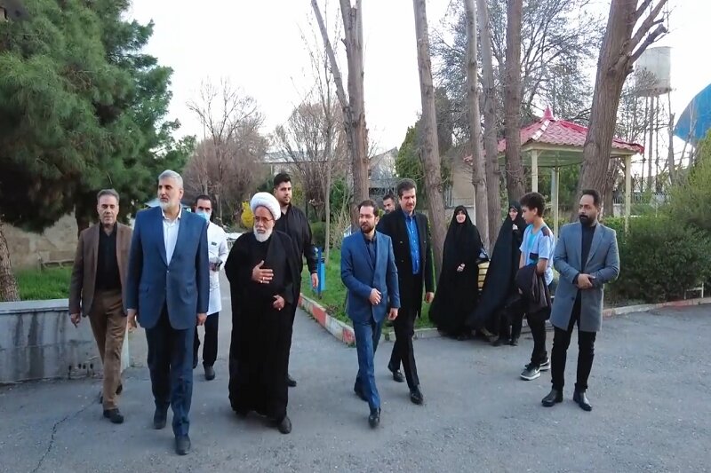 عیادت امام جمعه کرمانشاه از روحانی پیشکسوت+عکس
