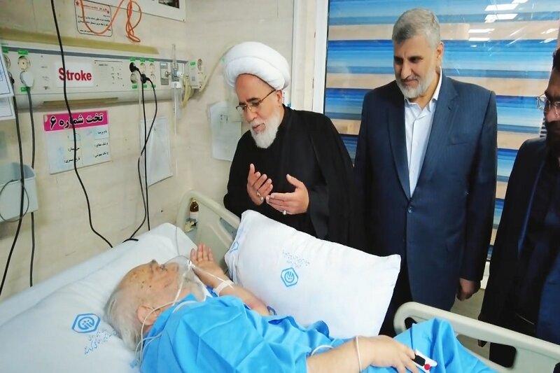 عیادت امام جمعه کرمانشاه از روحانی پیشکسوت+عکس