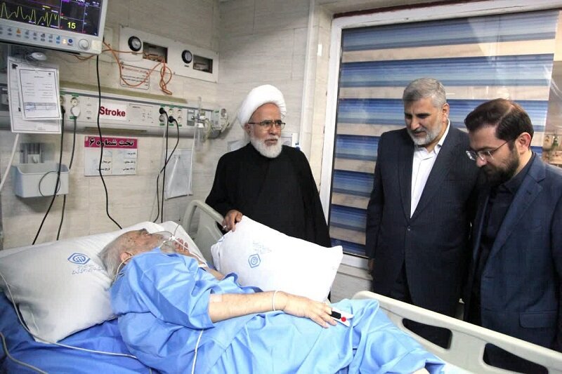 عیادت امام جمعه کرمانشاه از روحانی پیشکسوت+عکس