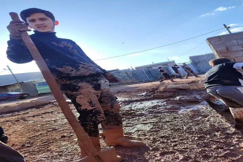 طلاب جهادی کرمانشاه در امداد رسانی به سیل زدگان سرفیروزآباد پیشقدم شدند+عکس