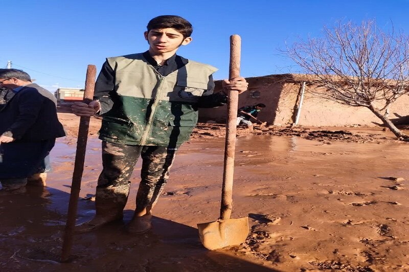 طلاب جهادی کرمانشاه در امداد رسانی به سیل زدگان سرفیروزآباد پیشقدم شدند+عکس