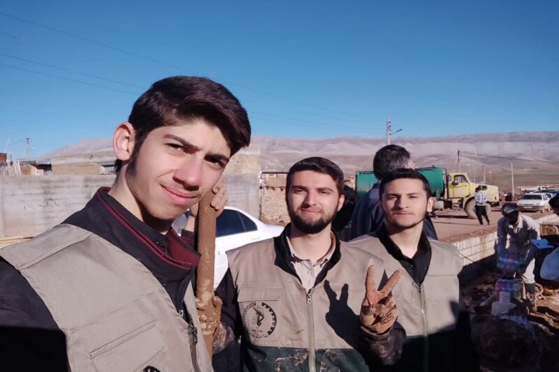 طلاب جهادی کرمانشاه در امداد رسانی به سیل زدگان سرفیروزآباد پیشقدم شدند+عکس