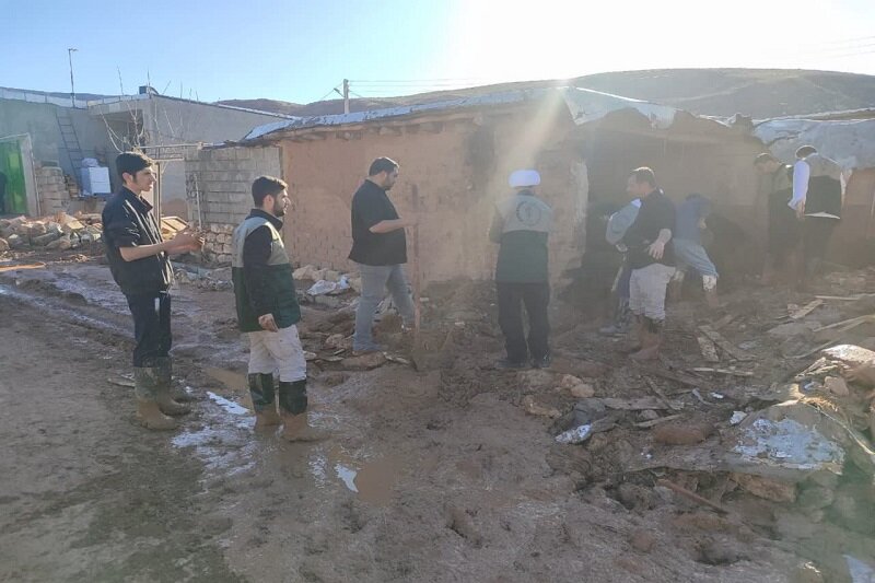 طلاب جهادی کرمانشاه در امداد رسانی به سیل زدگان سرفیروزآباد پیشقدم شدند+عکس