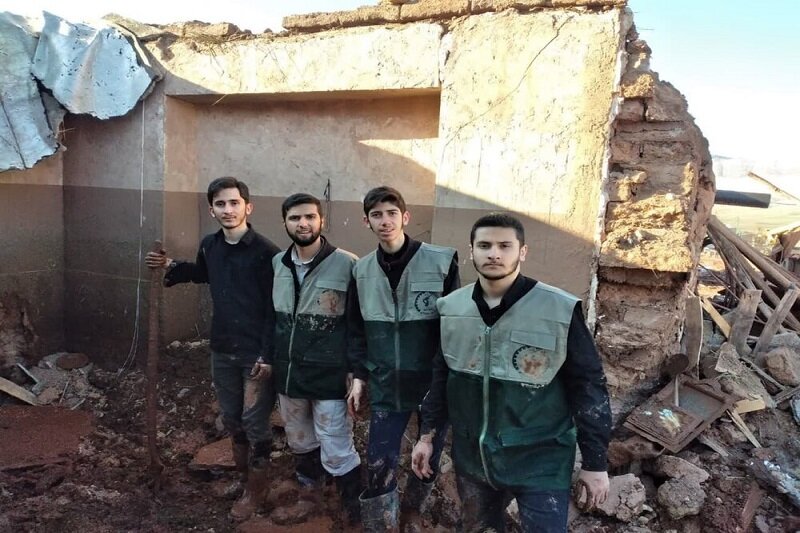 طلاب جهادی کرمانشاه در امداد رسانی به سیل زدگان سرفیروزآباد پیشقدم شدند+عکس