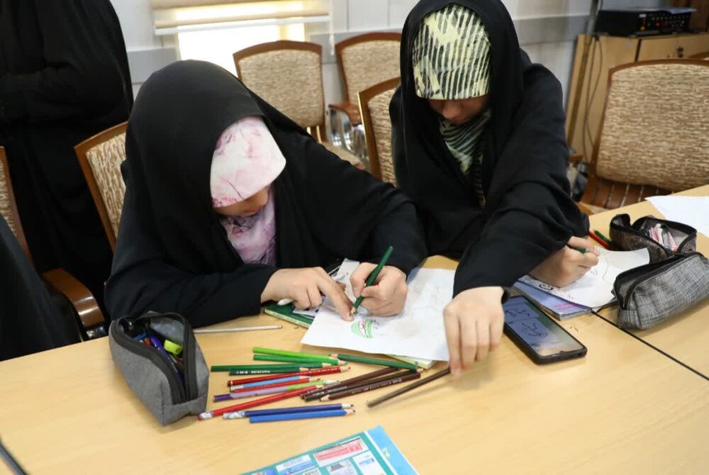 خلق اثر هنرمندان بانوی قمی در رویداد رسانهای آیه نگار