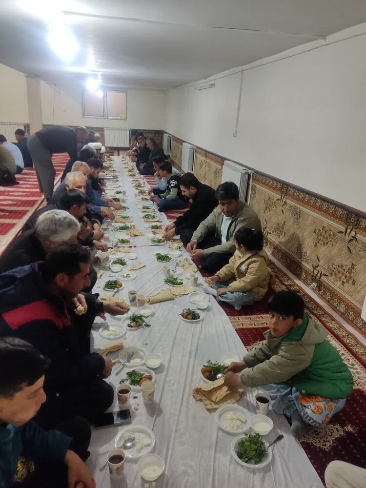 افطار ساده و وحدت بخش در بخش تخت سلیمان شهرستان تکاب
