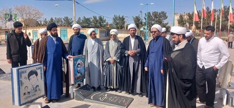 تصاویر/ حضور اساتید مدرسه علمیه امیرالمومنین برسرمزار روحانیون شهید آران وبیدگل