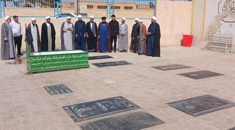 تصاویر/ حضور اساتید مدرسه علمیه امیرالمومنین برسرمزار روحانیون شهید آران وبیدگل