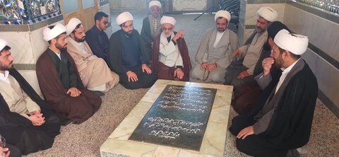 تصاویر/ حضور اساتید مدرسه علمیه امیرالمومنین برسرمزار روحانیون شهید آران وبیدگل