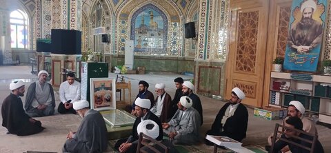 تصاویر/ حضور اساتید مدرسه علمیه امیرالمومنین برسرمزار روحانیون شهید آران وبیدگل