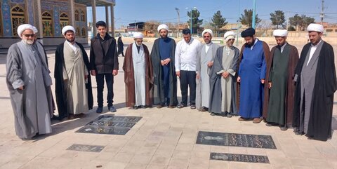 تصاویر/ حضور اساتید مدرسه علمیه امیرالمومنین برسرمزار روحانیون شهید آران وبیدگل