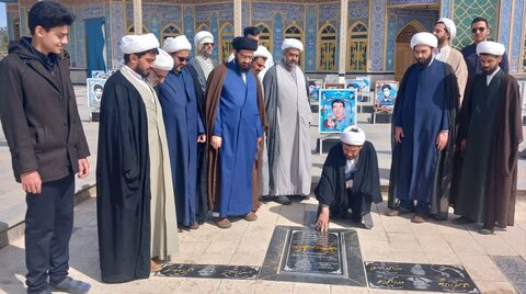 تصاویر/ حضور اساتید مدرسه علمیه امیرالمومنین برسرمزار روحانیون شهید آران وبیدگل