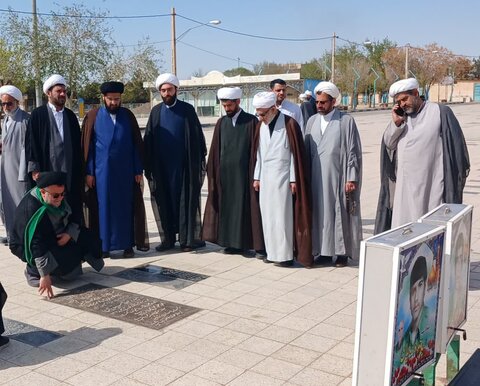 تصاویر/ حضور اساتید مدرسه علمیه امیرالمومنین برسرمزار روحانیون شهید آران وبیدگل