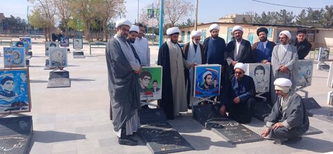 تصاویر/ حضور اساتید مدرسه علمیه امیرالمومنین برسرمزار روحانیون شهید آران وبیدگل