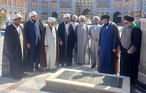 تصاویر/ حضور اساتید مدرسه علمیه امیرالمومنین برسرمزار روحانیون شهید آران وبیدگل