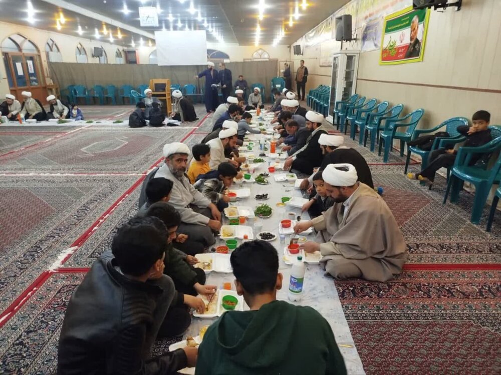 برگزاری ضیافت افطاری اساتید و طلاب مدرسه امیرالمومنین (ع) آران و بیدگل+عکس