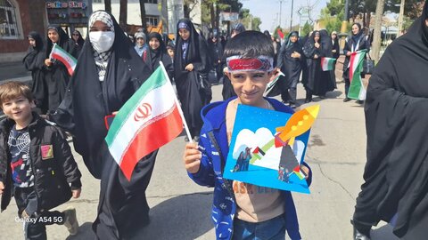 تصاویر/حضور طلاب مدرسه علمیه کوثر زرندیه در راهپیمایی روز قدس