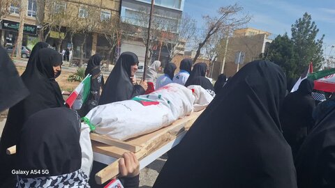 تصاویر/حضور طلاب مدرسه علمیه کوثر زرندیه در راهپیمایی روز قدس