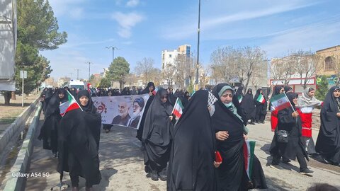 تصاویر/حضور طلاب مدرسه علمیه کوثر زرندیه در راهپیمایی روز قدس