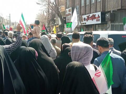 تصاویری از حضور طلاب مدرسه علمیه فاطمه الزهرا اراک در راهپیمایی روز قدس