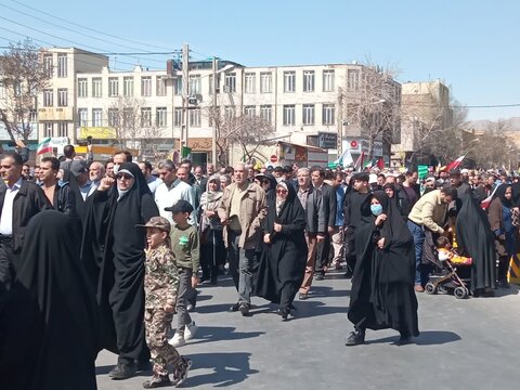 تصاویری از حضور طلاب مدرسه علمیه فاطمه الزهرا اراک در راهپیمایی روز قدس