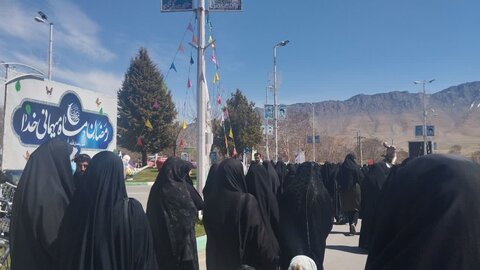 تصاویر/راهپیمایی روز قدس با حضور طلاب مدرسه علمیه حضرت زینب (س)آستانه