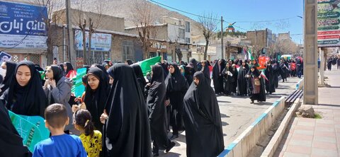 تصاویر/راهپیمایی روز قدس با حضور طلاب مدرسه علمیه حضرت زینب (س)آستانه