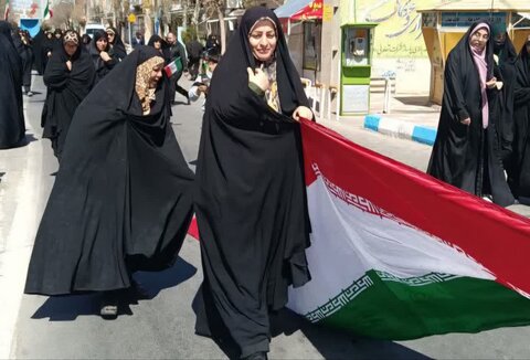 تصاویر/راهپیمایی روز قدس با حضور طلاب مدرسه علمیه حضرت زینب (س)آستانه