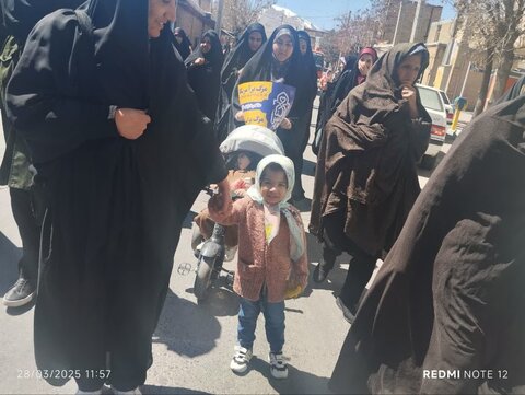 تصاویر/راهپیمایی روز قدس با حضور طلاب مدرسه علمیه حضرت زینب (س)آستانه