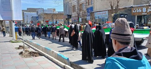 تصاویر/راهپیمایی روز قدس با حضور طلاب مدرسه علمیه حضرت زینب (س)آستانه