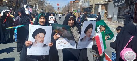 تصاویر/راهپیمایی روز قدس با حضور طلاب مدرسه علمیه حضرت زینب (س)آستانه